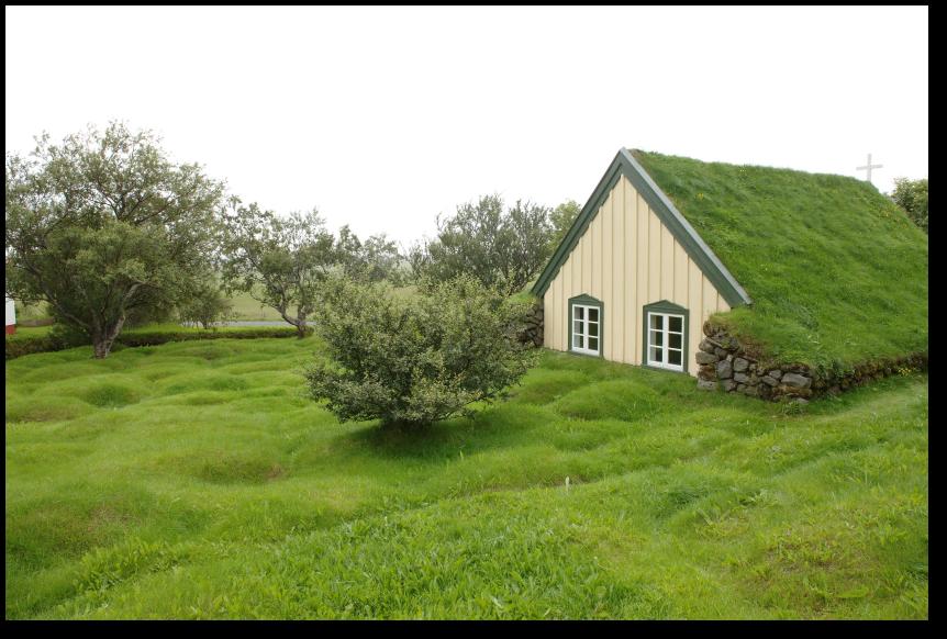 Hofskirkja mit altem Friedhof