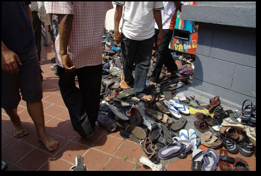 Schuh-Chaos am Eingang